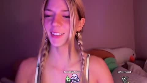 Snapshot of oliviahansleyy chatting on 11.19.25 Olivia online show from 11.19.25