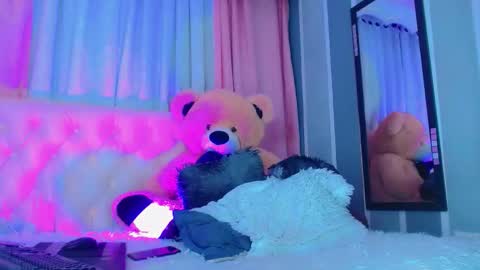 Snapshot of oliviahot01 chatting on 12.01.25 oliviahot01 online show from 12.01.25