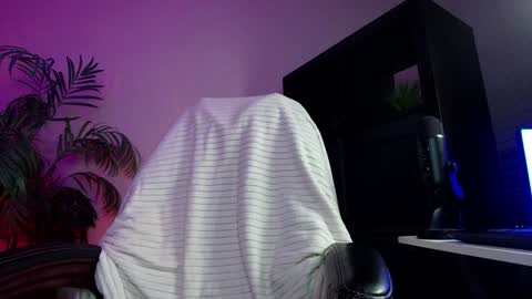 Snapshot of oliviaowens chatting on 02.26.25 Olivia Owens online show from 02.26.25