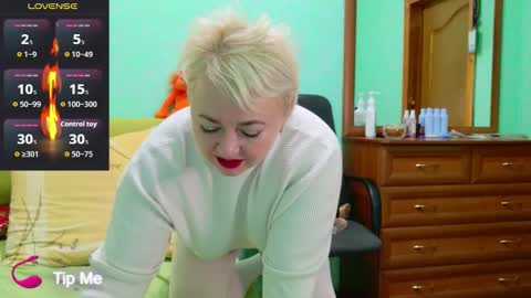 Snapshot of oliviaparadise chatting on 11.11.25 oliviaparadise online show from 11.11.25