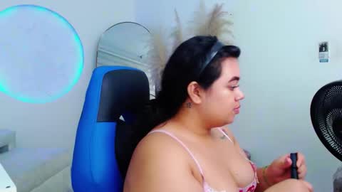 Snapshot of oliviia_cute chatting on 10.25.25 oliviia_cute online show from 10.25.25