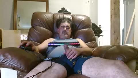 Snapshot of onewayallday chatting on 12.19.24 onewaykenny online show from 12.19.24