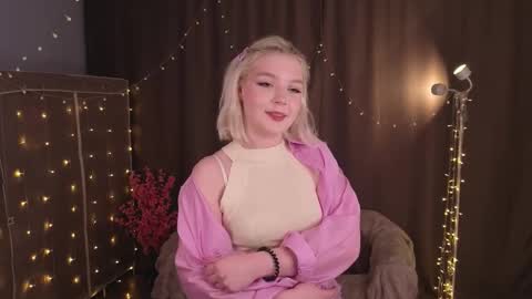 Snapshot of oopsiebegentle chatting on 02.19.26 Annie online show from 02.19.26