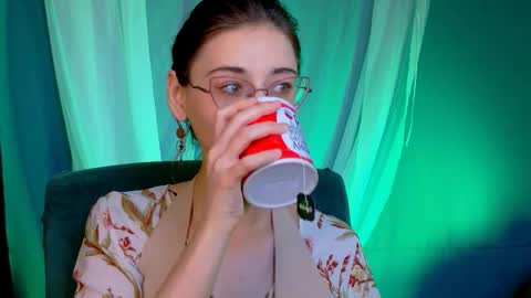 Snapshot of orianna_blade chatting on 10.10.25 Orianna -  Hi Im into geek culture cosplay crafting LARP games. Shall we play DnD online show from 10.10.25