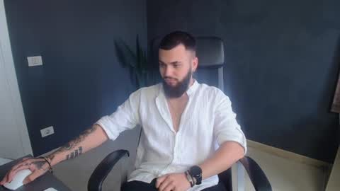Snapshot of oscarwills chatting on 07.28.26 OscarWills online show from 07.28.26