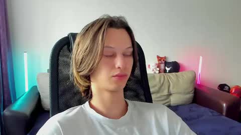 Snapshot of ostin_meoww chatting on 05.10.26 Ostin online show from 05.10.26