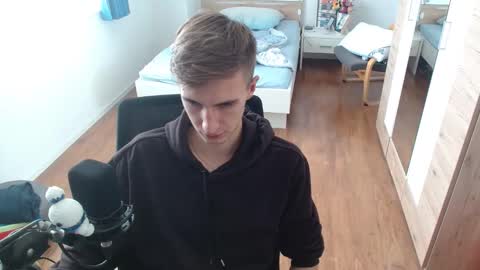 OverkneeBabe online show from 10.18.25