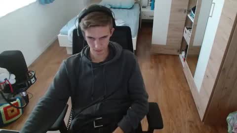 OverkneeBabe online show from 10.25.25