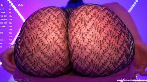 Snapshot of oxlemon chatting on 03.07.25 oxlemon online show from 03.07.25