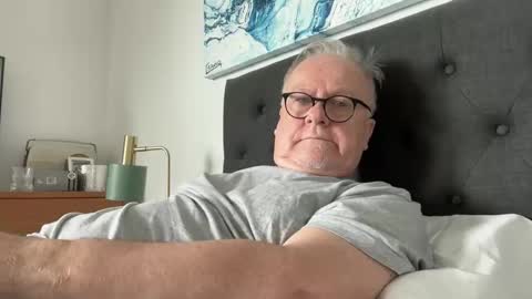 Snapshot of ozhairybearxxxx chatting on 11.22.25 ozhairybearxxxx online show from 11.22.25