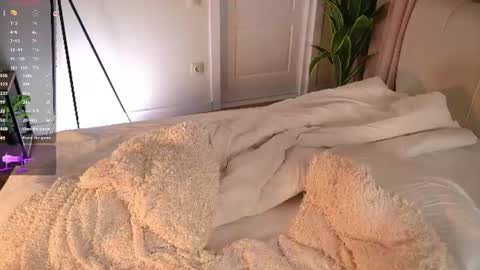 Snapshot of pafosstar chatting on 06.28.26 Kimlovense is activeThere are legends that in this room all your wishes can come true Private is Open online show from 06.28.26
