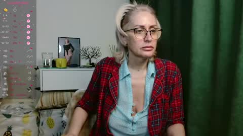 Snapshot of pamellamurphy chatting on 05.17.26 pamellamurphy online show from 05.17.26