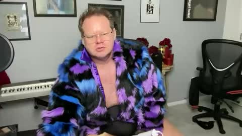 Snapshot of pantyhosedking chatting on 11.29.25 PantyhoseKing online show from 11.29.25