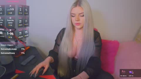 Snapshot of paradise_for_you_ chatting on 12.23.25 Victoria online show from 12.23.25