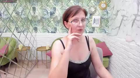 Snapshot of paris_cherry chatting on 12.09.24 Paris online show from 12.09.24
