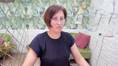 Snapshot of paris_cherry chatting on 01.08.25 Paris online show from 01.08.25