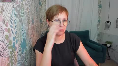 Snapshot of paris_cherry chatting on 02.20.25 Paris online show from 02.20.25