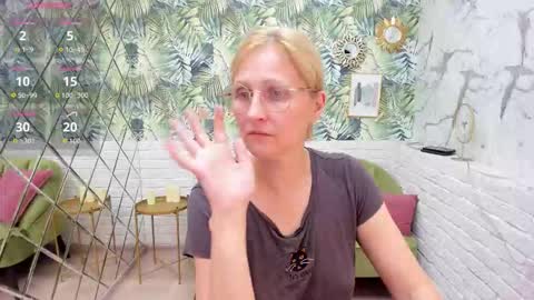 Snapshot of paris_cherry chatting on 09.14.25 Paris online show from 09.14.25