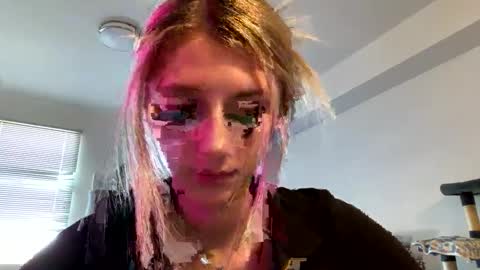 Snapshot of parisbaby2000 chatting on 03.10.25 parisbaby2000 online show from 03.10.25