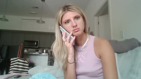 Snapshot of parisbaby2000 chatting on 09.15.25 parisbaby2000 online show from 09.15.25