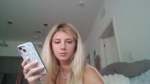 Snapshot of parisbaby2000 chatting on 09.16.25 parisbaby2000 online show from 09.16.25