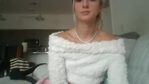 Snapshot of parisbaby2000 chatting on 09.17.25 parisbaby2000 online show from 09.17.25