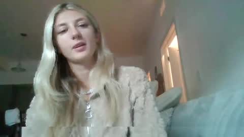 Snapshot of parisbaby2000 chatting on 10.08.25 parisbaby2000 online show from 10.08.25