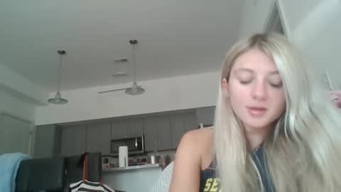 Snapshot of parisbaby2000 chatting on 10.27.25 parisbaby2000 online show from 10.27.25