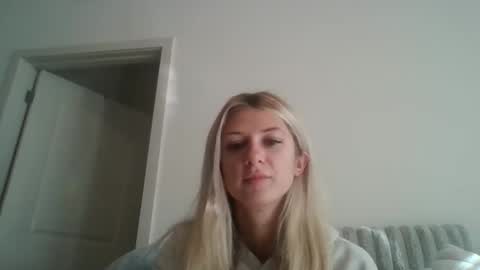 Snapshot of parisbaby2000 chatting on 11.04.25 parisbaby2000 online show from 11.04.25