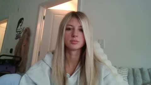 Snapshot of parisbaby2000 chatting on 11.18.25 parisbaby2000 online show from 11.18.25