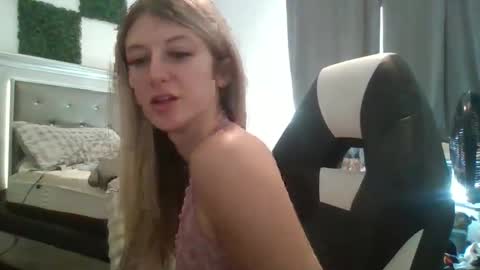 Snapshot of parisbaby2000 chatting on 01.13.26 parisbaby2000 online show from 01.13.26