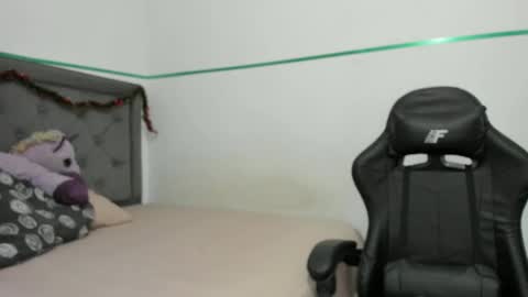 Snapshot of pasionaleshot69 chatting on 01.05.25 Violetafantasy online show from 01.05.25