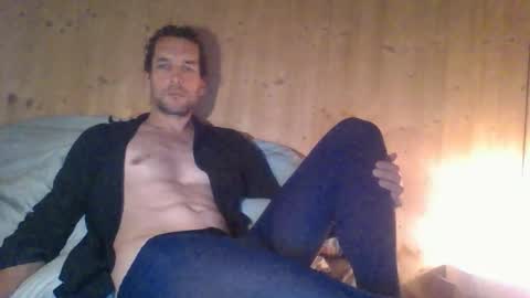 Snapshot of paueriwan chatting on 12.18.25 paueriwan online show from 12.18.25