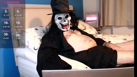 Snapshot of paulyandrew chatting on 10.31.25 paulyandrew online show from 10.31.25