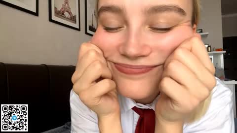 Snapshot of paztumminello chatting on 10.19.25 Lola online show from 10.19.25