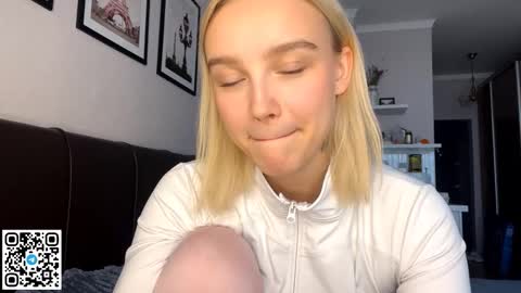 Snapshot of paztumminello chatting on 10.20.25 Lola online show from 10.20.25