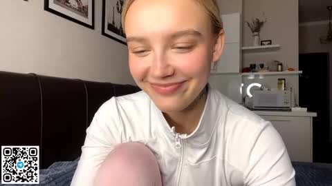 Snapshot of paztumminello chatting on 10.21.25 Lola online show from 10.21.25