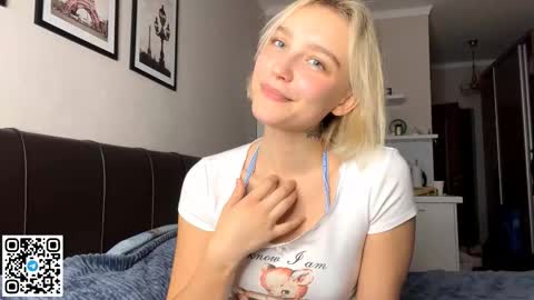 Snapshot of paztumminello chatting on 10.27.25 Lola online show from 10.27.25