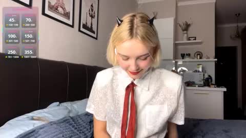 Snapshot of paztumminello chatting on 10.31.25 Lola online show from 10.31.25