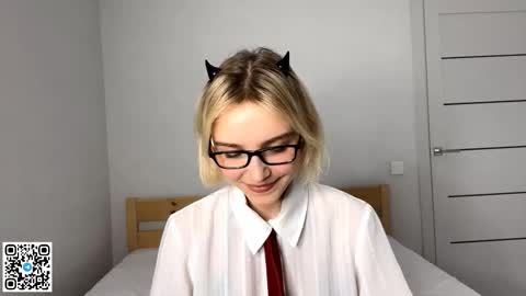 Snapshot of paztumminello chatting on 11.16.25 Lola online show from 11.16.25