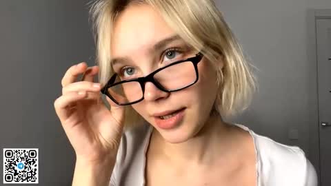 Snapshot of paztumminello chatting on 11.19.25 Lola online show from 11.19.25