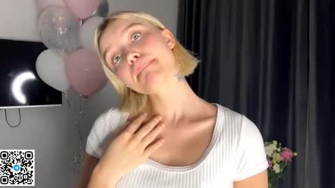 Snapshot of paztumminello chatting on 11.21.25 Lola online show from 11.21.25