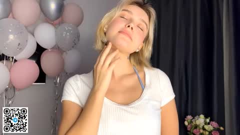 Snapshot of paztumminello chatting on 11.25.25 Lola online show from 11.25.25