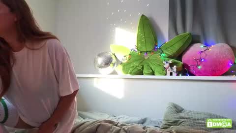 Snapshot of peaceofmae chatting on 12.17.25 online show from 12.17.25