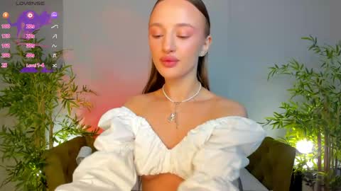 Snapshot of pearl_bloom chatting on 06.04.26 Sex Leah online show from 06.04.26