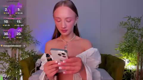 Snapshot of pearl_bloom chatting on 06.11.26 Sex Leah online show from 06.11.26