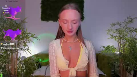 Snapshot of pearl_bloom chatting on 06.23.26 Sex Leah online show from 06.23.26