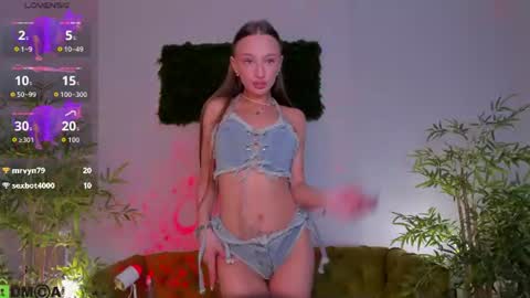 Snapshot of pearl_bloom chatting on 06.24.26 Sex Leah online show from 06.24.26