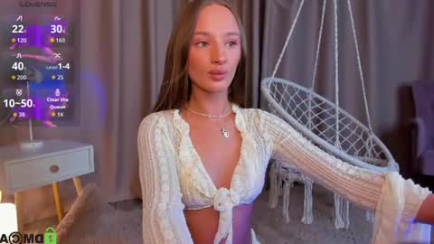 Snapshot of pearl_bloom chatting on 07.17.26 Sex Leah online show from 07.17.26