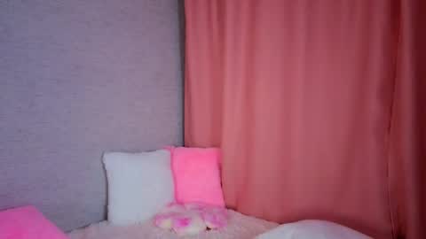 Snapshot of pearly_peach_ chatting on 04.30.26 pearly_peach_ online show from 04.30.26